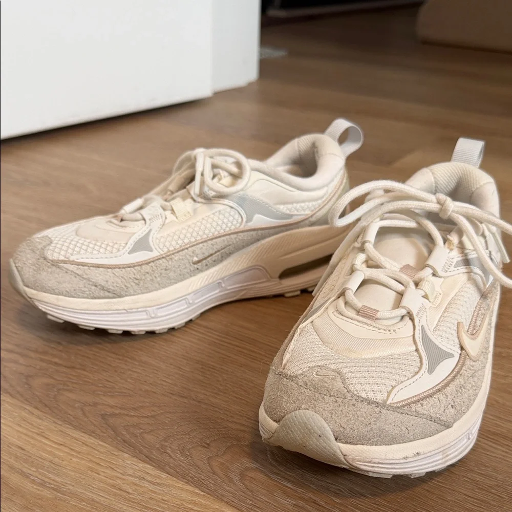 Nike Air Bliss Sneakers - Picture 3 of 10